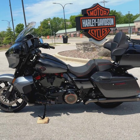 2025 Harley-Davidson® CVO™ Street Glide® Raven Fade thumb 0