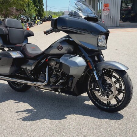 2025 Harley-Davidson® CVO™ Street Glide® Raven Fade thumb 3