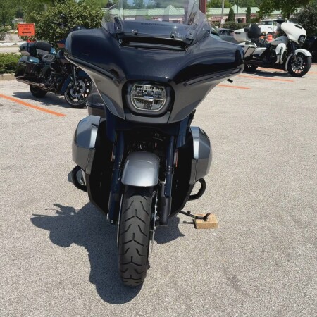 2025 Harley-Davidson® CVO™ Street Glide® Raven Fade thumb 2