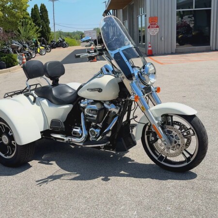 2019 Harley-Davidson® Freewheeler® Bonneville Salt Pearl thumb 3