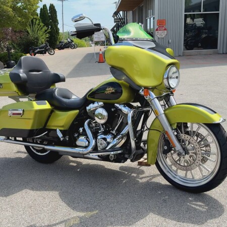 2011 Harley-Davidson® Street Glide® Apple Green/Vivid Black thumb 3