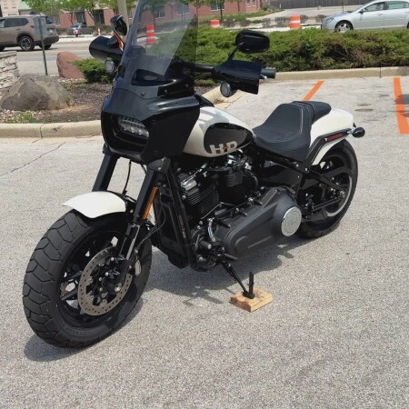 2022 Harley-Davidson® Fat Bob® 114 White Sand Pearl thumb 1