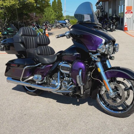 2021 Harley-Davidson® CVO™ Limited Royal Purple & Royal Black Fade thumb 3