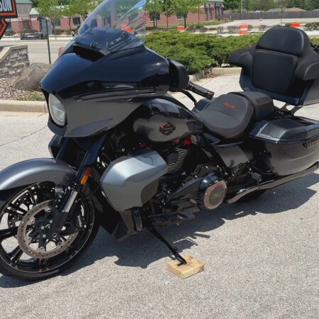 2025 Harley-Davidson® CVO™ Street Glide® Raven Fade thumb 1