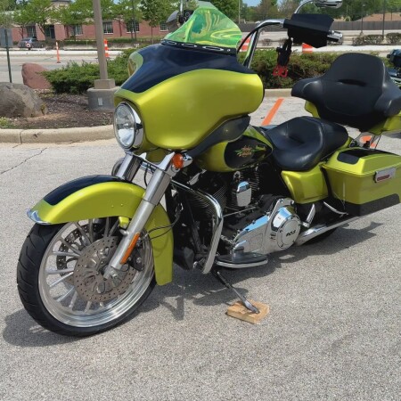 2011 Harley-Davidson® Street Glide® Apple Green/Vivid Black thumb 1