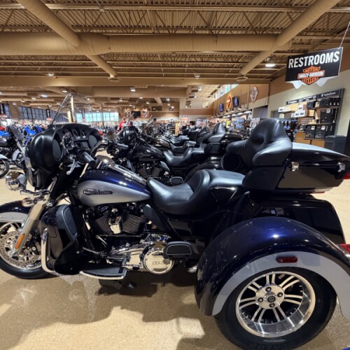 2019 Harley-Davidson® FLHTCUTG Tri Glide® Ultra thumb 1