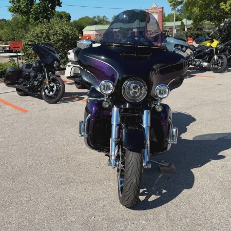 2021 Harley-Davidson® CVO™ Limited Royal Purple & Royal Black Fade thumb 2