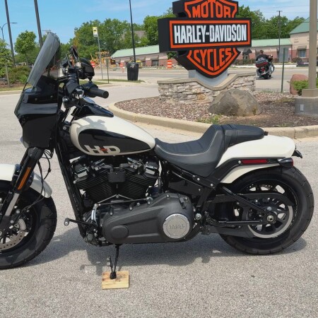2022 Harley-Davidson® Fat Bob® 114 White Sand Pearl thumb 0