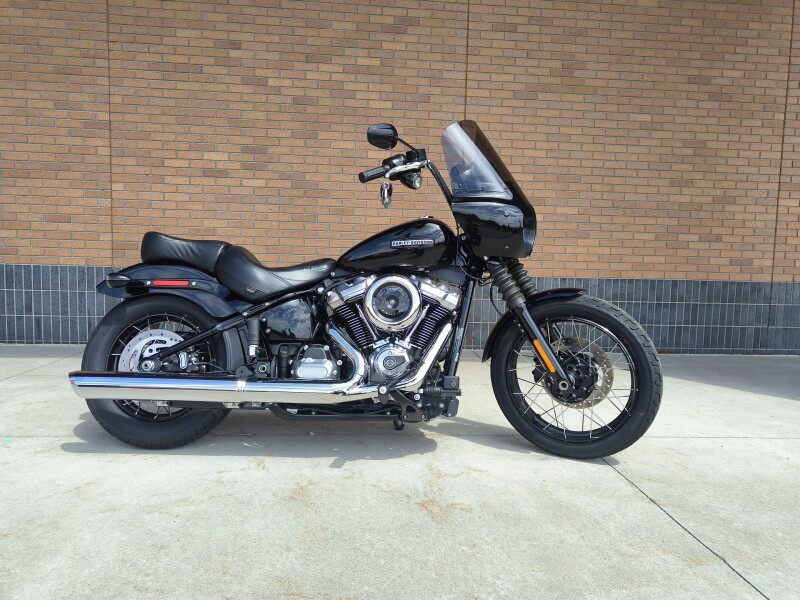 2025 Harley-Davidson<sup>®</sup> Street Bob® Vivid Black w/Laced Wheels