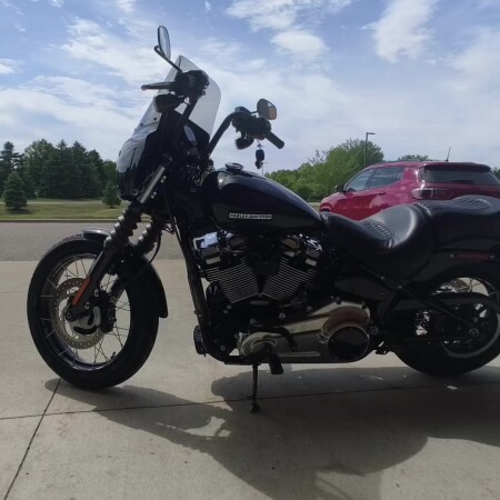 2025 Harley-Davidson<sup>®</sup> Street Bob® Vivid Black w/Laced Wheels thumb 0