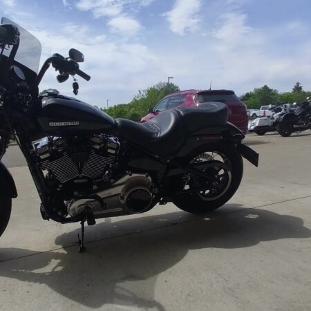 2025 Harley-Davidson<sup>®</sup> Street Bob® Vivid Black w/Laced Wheels thumb 1