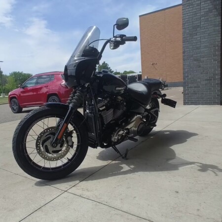 2025 Harley-Davidson<sup>®</sup> Street Bob® Vivid Black w/Laced Wheels thumb 2