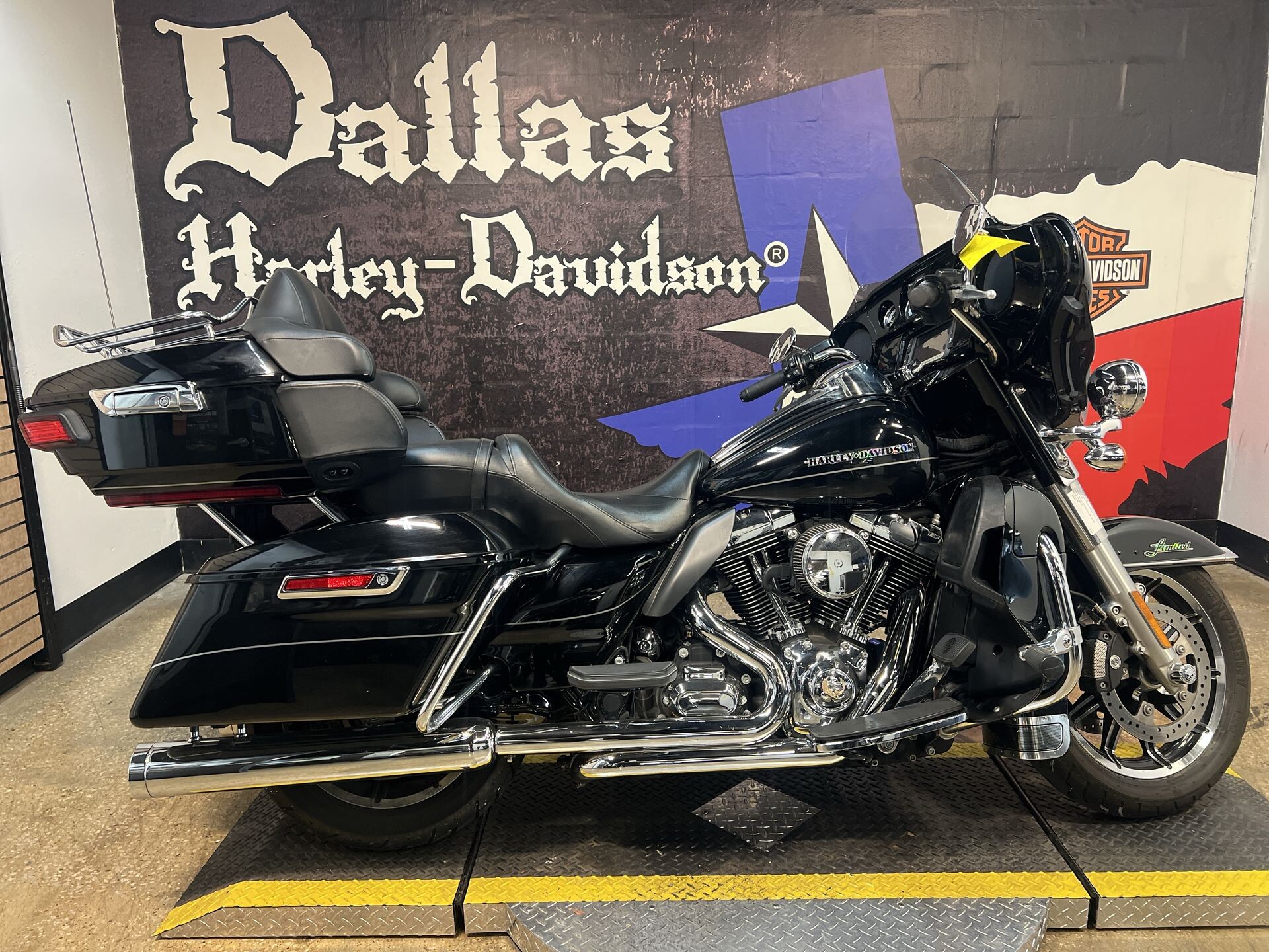 PRE-OWNED 2016 Harley-Davidson® Ultra Limited Vivid Black DALLAS