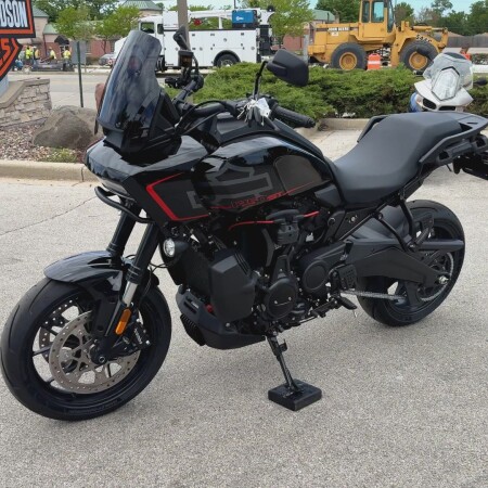 2026 Harley-Davidson® Pan America® 1250 ST Vivid Black Black Trim thumb 1