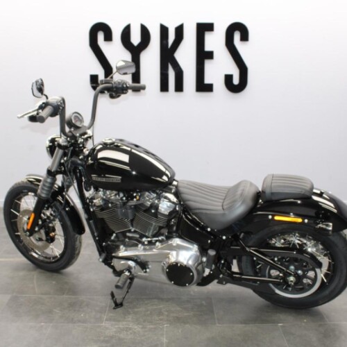 NEW 2025 Harley-Davidson FXBB Softail Street Bob 117 in Vivid Black thumb 0