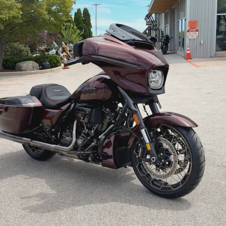 2024 Harley-Davidson® CVO™ Street Glide® Copperhead thumb 3