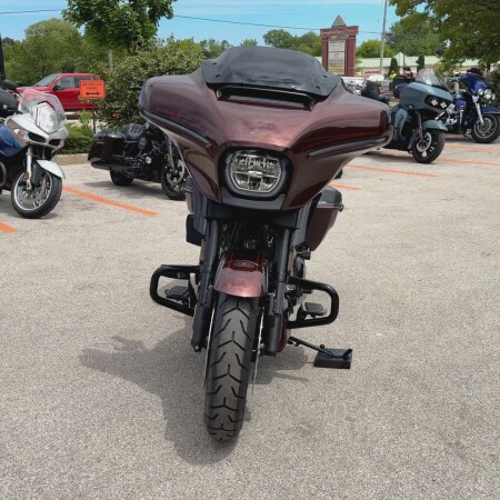 2024 Harley-Davidson® CVO™ Street Glide® Copperhead thumb 2