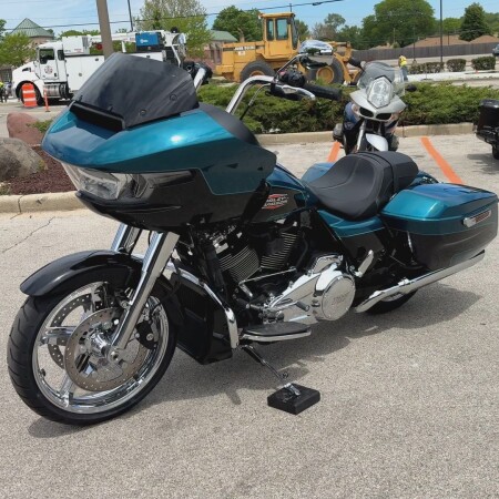 2026 Harley-Davidson® Road Glide® Teal Thunder / Vivid Black Chrome Trim thumb 1