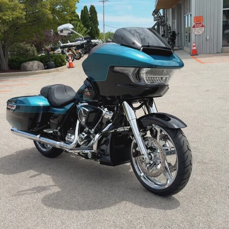 2026 Harley-Davidson® Road Glide® Teal Thunder / Vivid Black Chrome Trim thumb 3