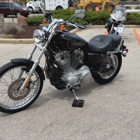2009 Harley-Davidson® Sportster® 883 Custom Vivid Black thumb 1