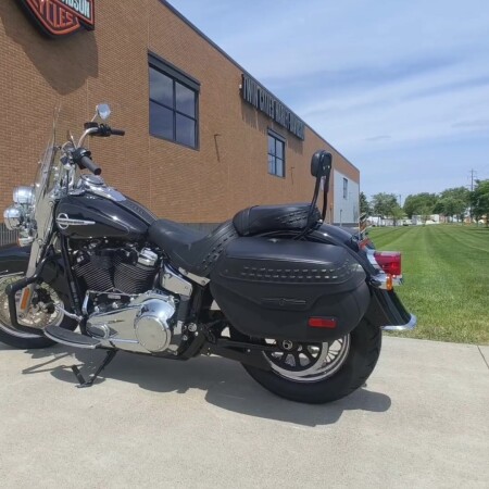 2020 Harley-Davidson® Heritage Classic 107 Vivid Black thumb 1