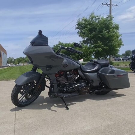 2022 Harley-Davidson® CVO™ Street Glide® Hightail Yellow Pearl thumb 1