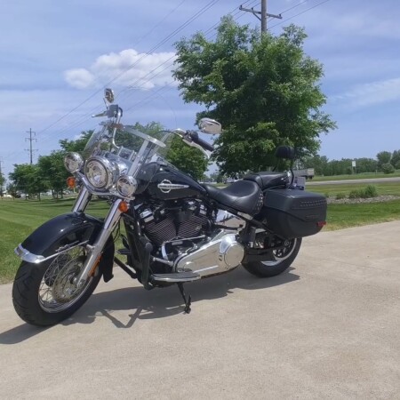 2020 Harley-Davidson® Heritage Classic 107 Vivid Black thumb 3