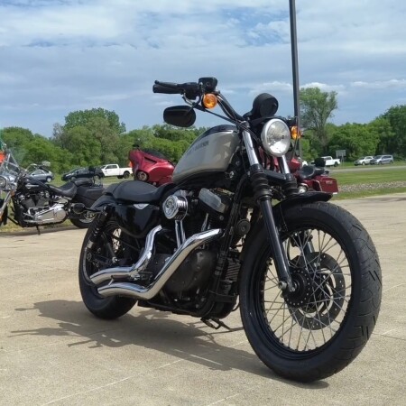 2012 Harley-Davidson® Nightster® Two-Tone Midnight Pearl/Brilliant Silver Pearl thumb 3
