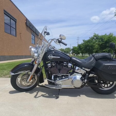 2020 Harley-Davidson® Heritage Classic 107 Vivid Black thumb 2