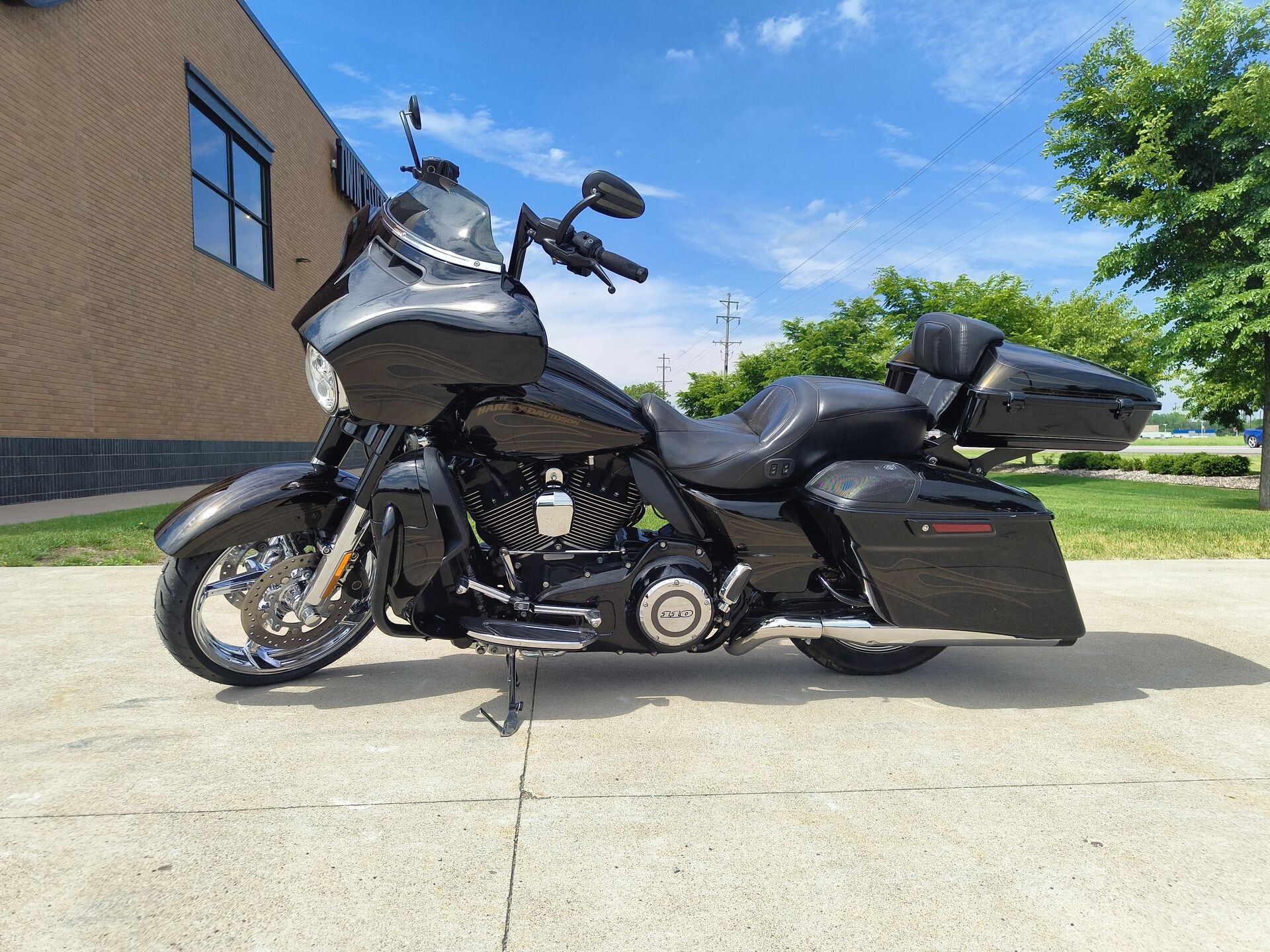 2015 Harley-Davidson® CVO™ Street Glide® Two-Tone Starfire Black/Gold Dust Flames
