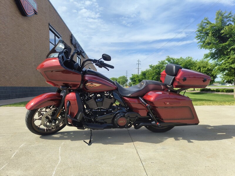 2023 Harley-Davidson® Road Glide® Heirloom Red Fade