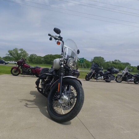 2021 Harley-Davidson® Street Bob® 114 Stone Washed White Pearl thumb 1