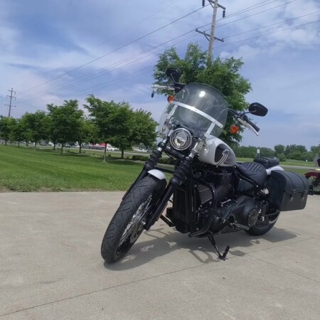 2021 Harley-Davidson® Street Bob® 114 Stone Washed White Pearl thumb 0