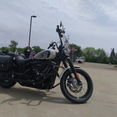 2021 Harley-Davidson® Street Bob® 114 Stone Washed White Pearl thumb 2