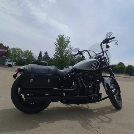 2021 Harley-Davidson® Street Bob® 114 Stone Washed White Pearl thumb 3