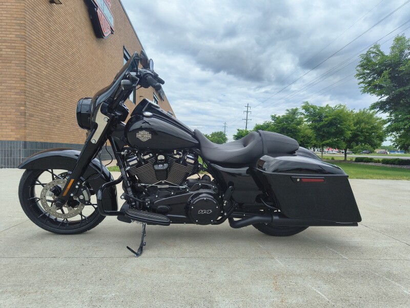 2025 Harley-Davidson® Road King® Special Vivid Black