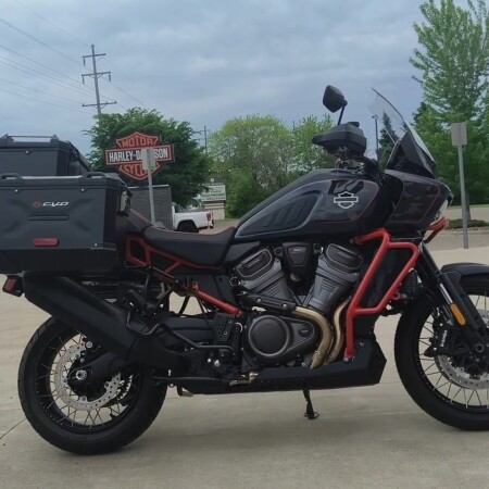 2025 Harley-Davidson® CVO™ Pan America® Carbon Blue thumb 2