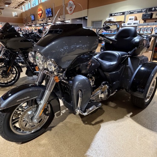 2022 Harley-Davidson® FLHTCUTG Tri Glide® Ultra thumb 2