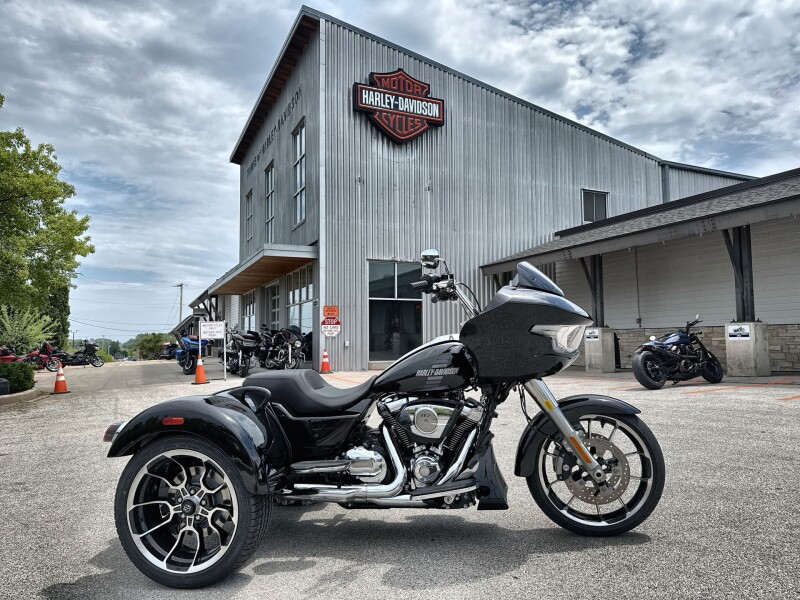 2026 Harley-Davidson® Road Glide 3 Vivid Black
