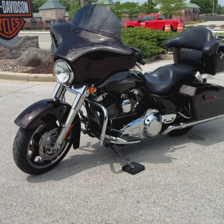 2011 Harley-Davidson® Street Glide® Merlot Sunglo thumb 1