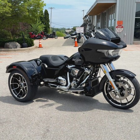 2026 Harley-Davidson® Road Glide 3 Vivid Black thumb 3