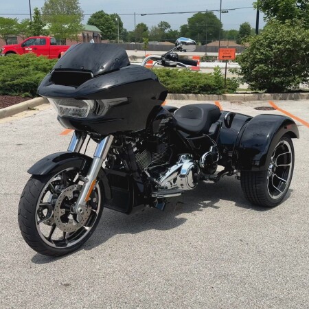 2026 Harley-Davidson® Road Glide 3 Vivid Black thumb 1