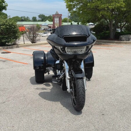 2026 Harley-Davidson® Road Glide 3 Vivid Black thumb 2