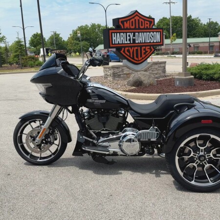 2026 Harley-Davidson® Road Glide 3 Vivid Black thumb 0