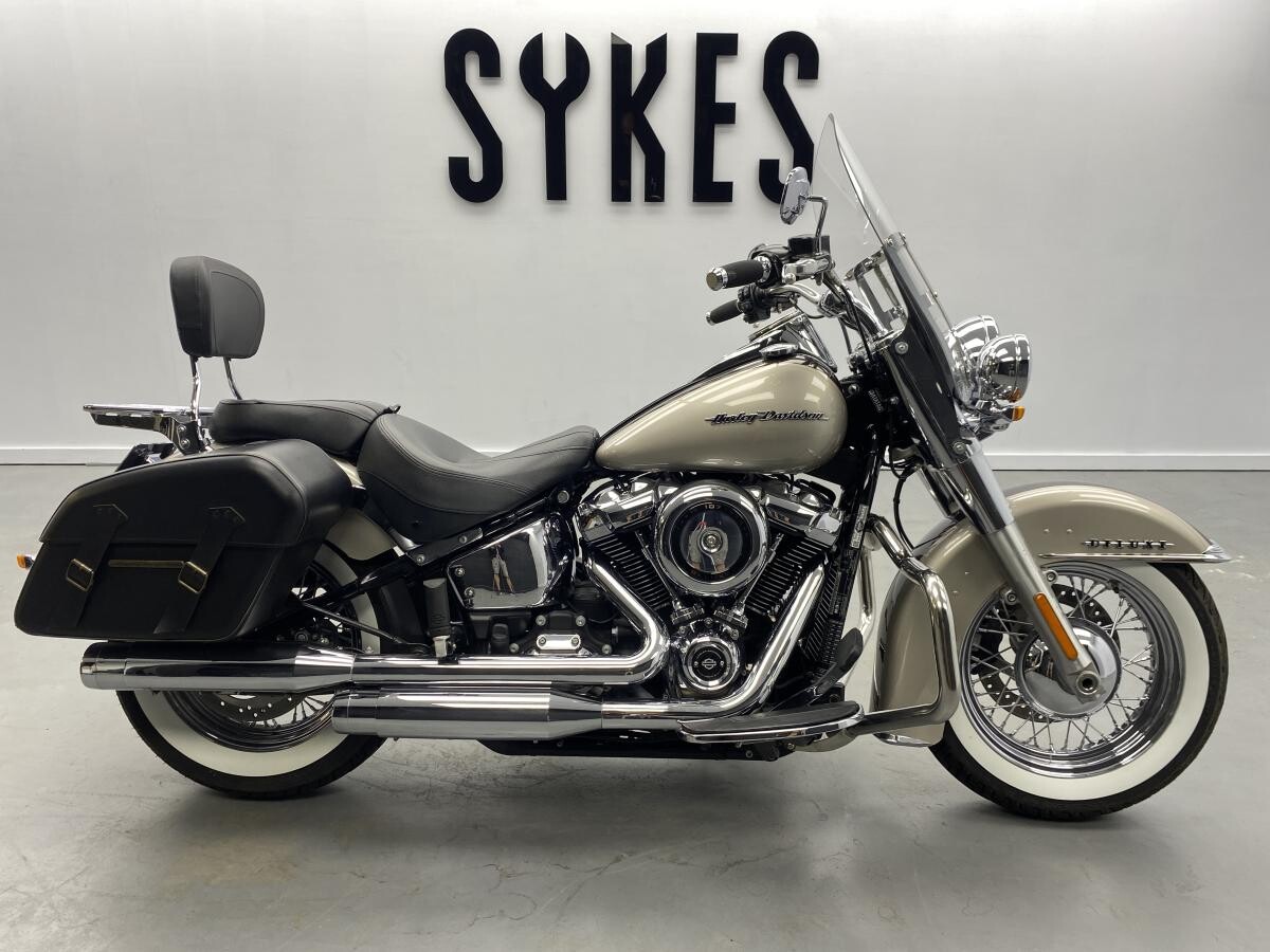 2018 Harley-Davidson FLDE Softail Deluxe 107 in Silver Fortune and Sumatra Brown