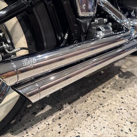 MY18 Harley-Davidson® Deluxe FLDE Vivid Black thumb 2