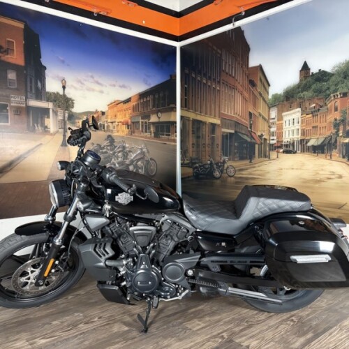 2025 Harley-Davidson® Nightster™ Vivid Black thumb 2