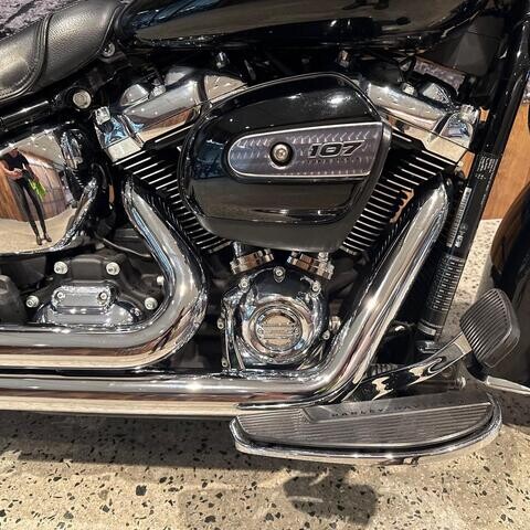 MY18 Harley-Davidson® Deluxe FLDE Vivid Black thumb 1