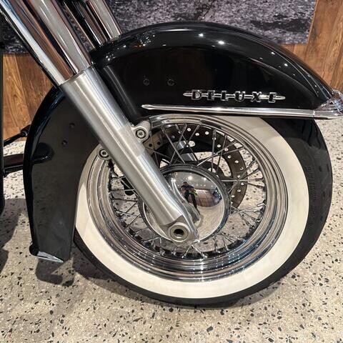 MY18 Harley-Davidson® Deluxe FLDE Vivid Black thumb 3