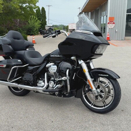 2022 Harley-Davidson® Road Glide® Limited Black thumb 3